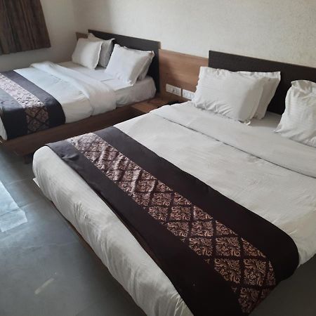 Meridian Hotel & Banquet Сурат Экстерьер фото