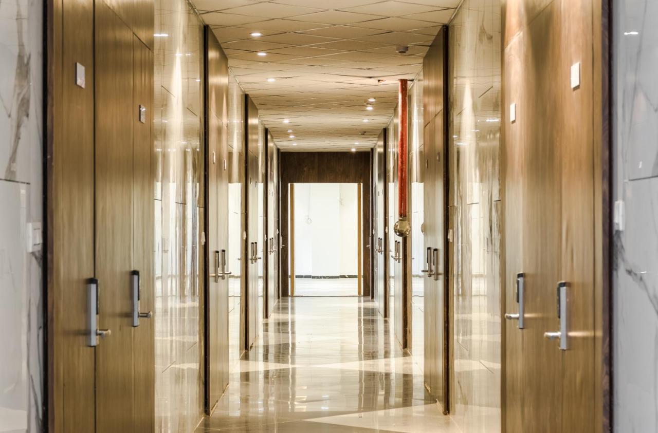 Meridian Hotel & Banquet Сурат Экстерьер фото