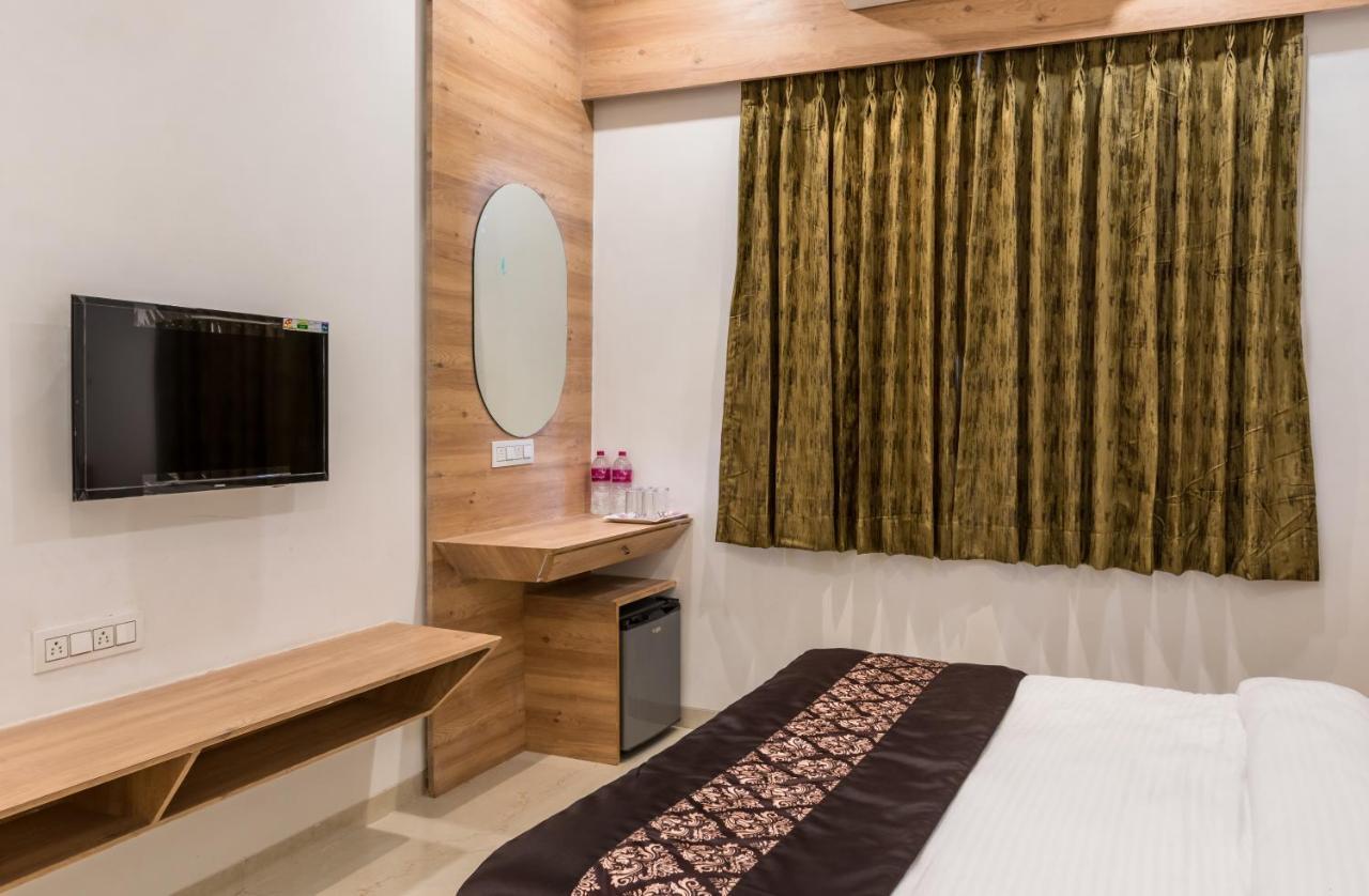 Meridian Hotel & Banquet Сурат Экстерьер фото