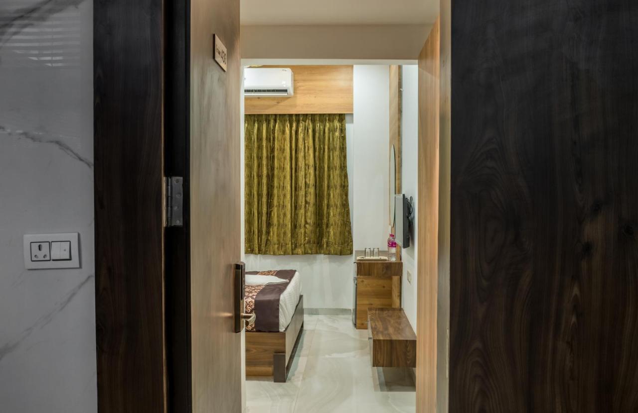 Meridian Hotel & Banquet Сурат Экстерьер фото
