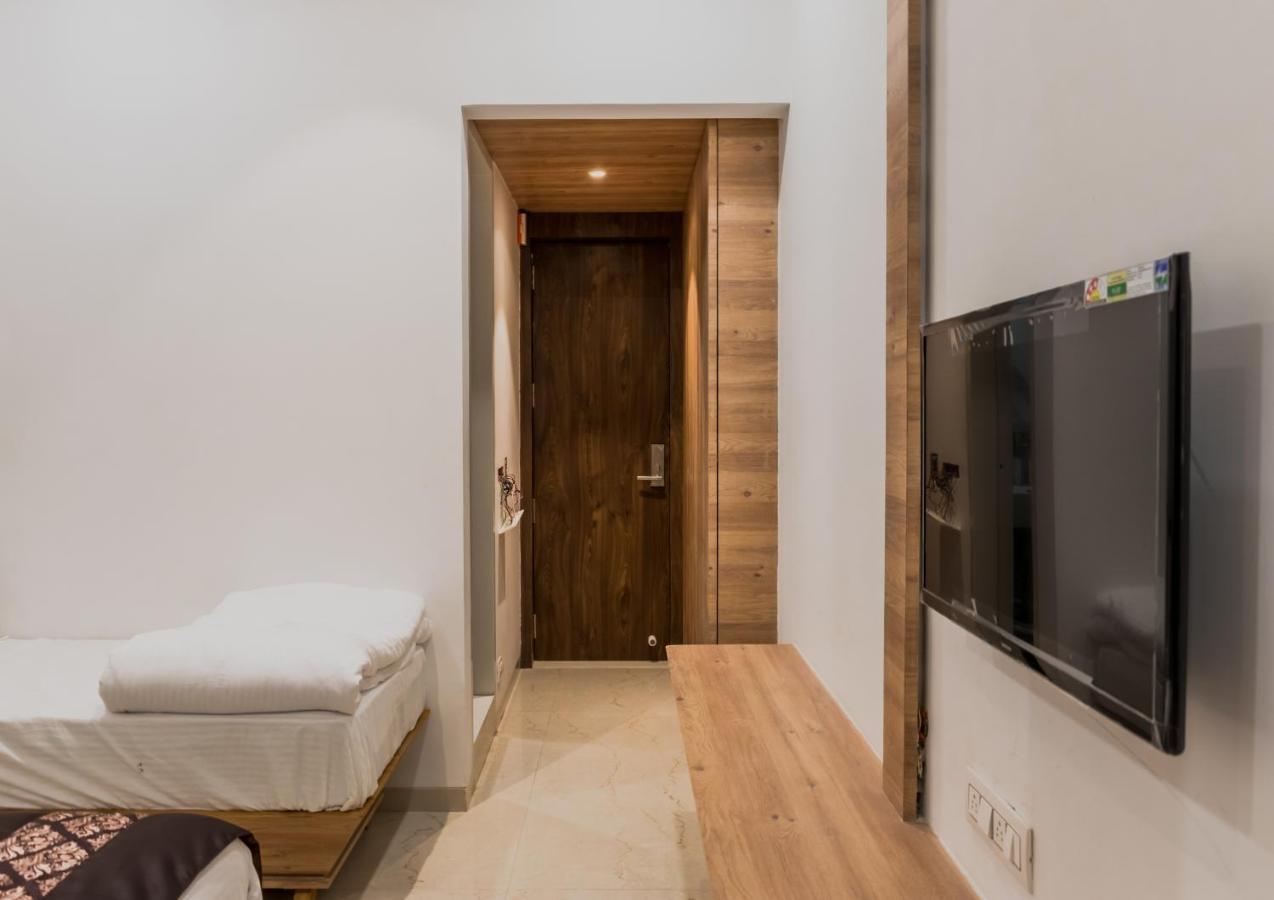 Meridian Hotel & Banquet Сурат Экстерьер фото