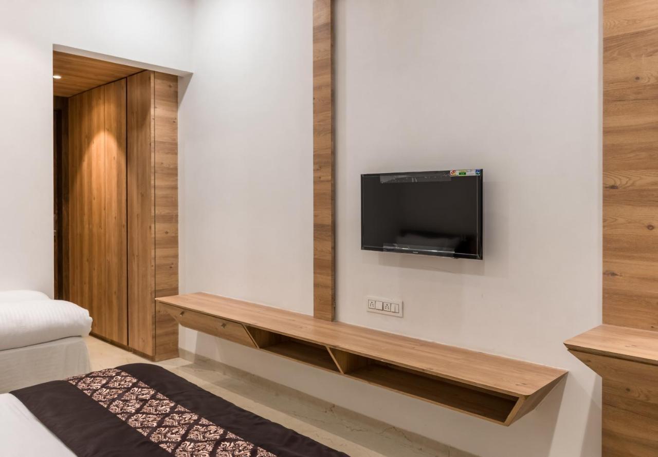 Meridian Hotel & Banquet Сурат Экстерьер фото