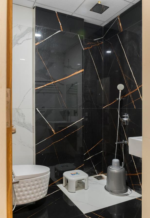 Meridian Hotel & Banquet Сурат Экстерьер фото