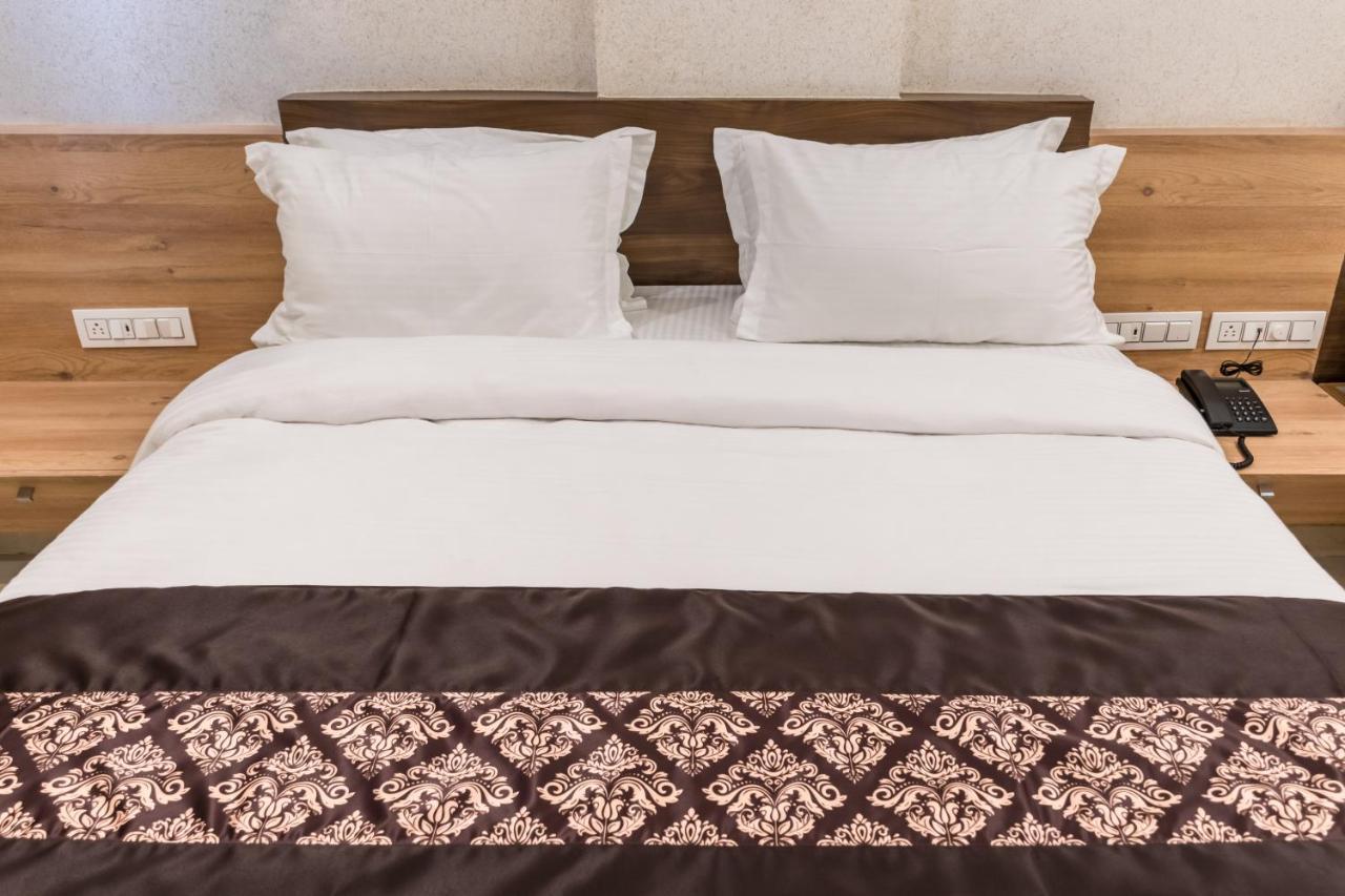 Meridian Hotel & Banquet Сурат Экстерьер фото