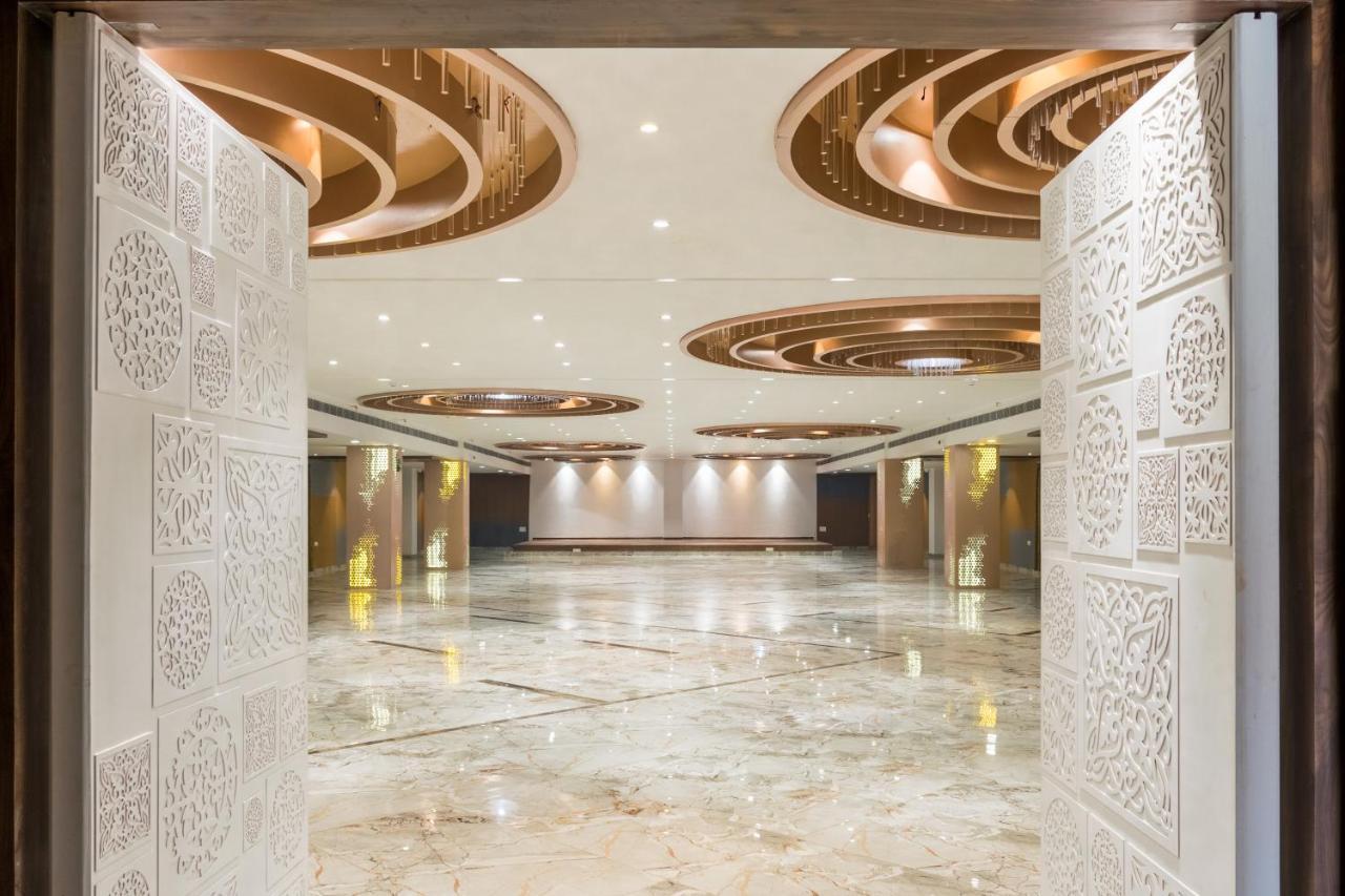 Meridian Hotel & Banquet Сурат Экстерьер фото