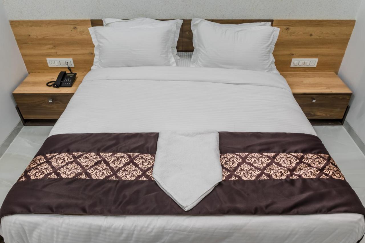 Meridian Hotel & Banquet Сурат Экстерьер фото