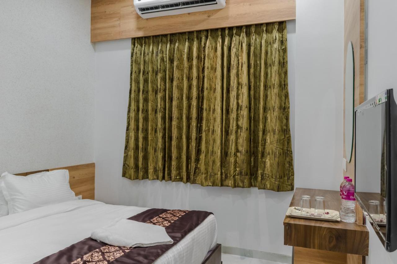 Meridian Hotel & Banquet Сурат Экстерьер фото