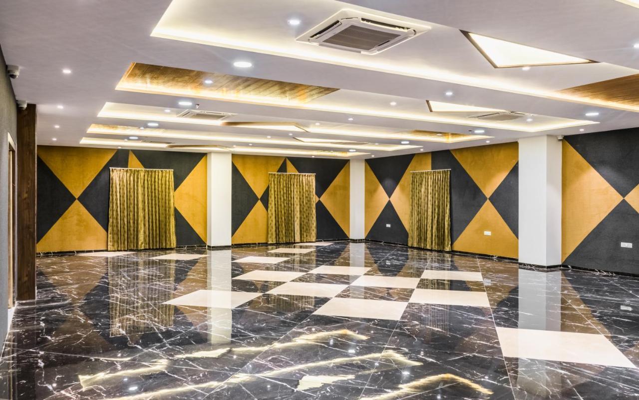Meridian Hotel & Banquet Сурат Экстерьер фото