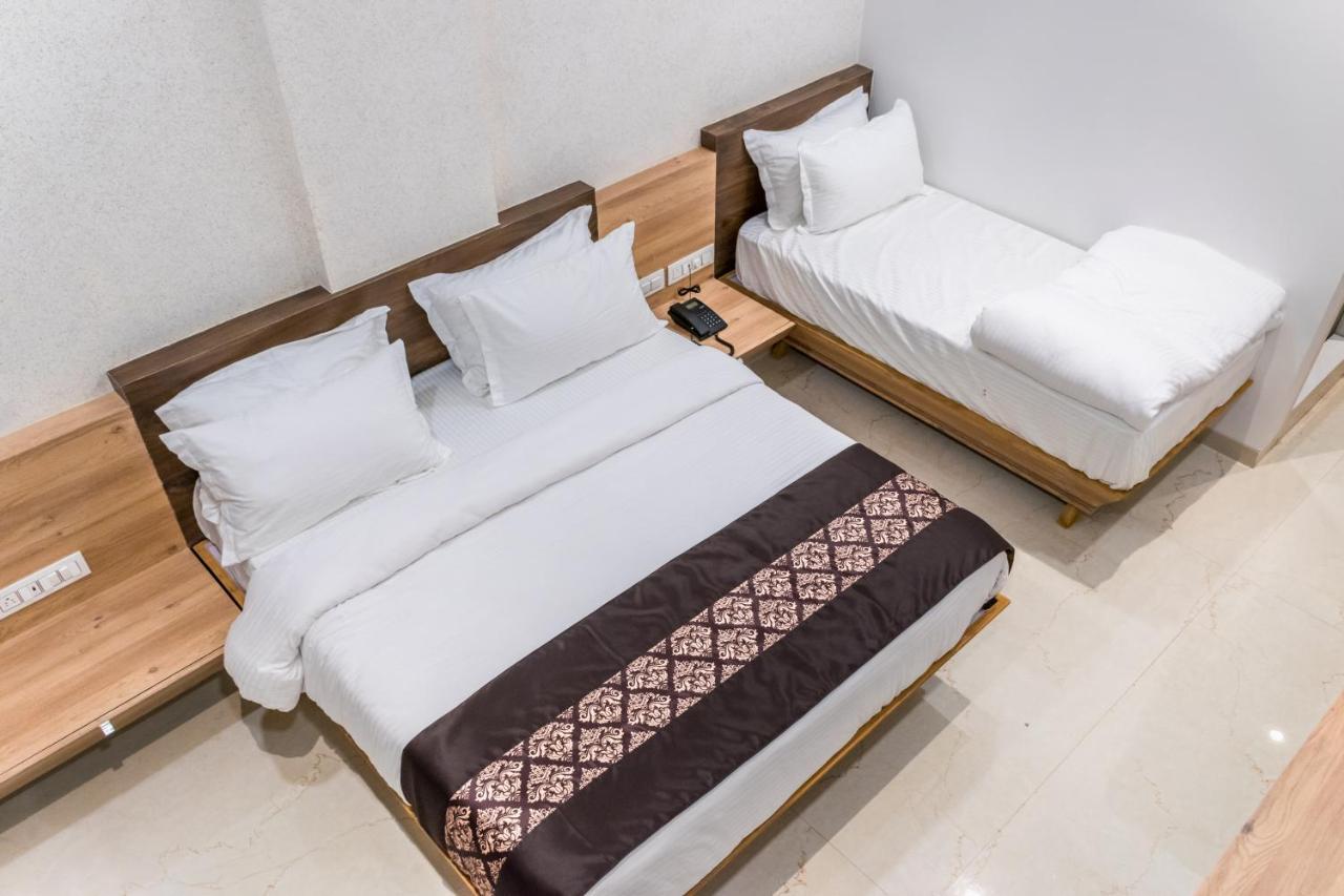 Meridian Hotel & Banquet Сурат Экстерьер фото