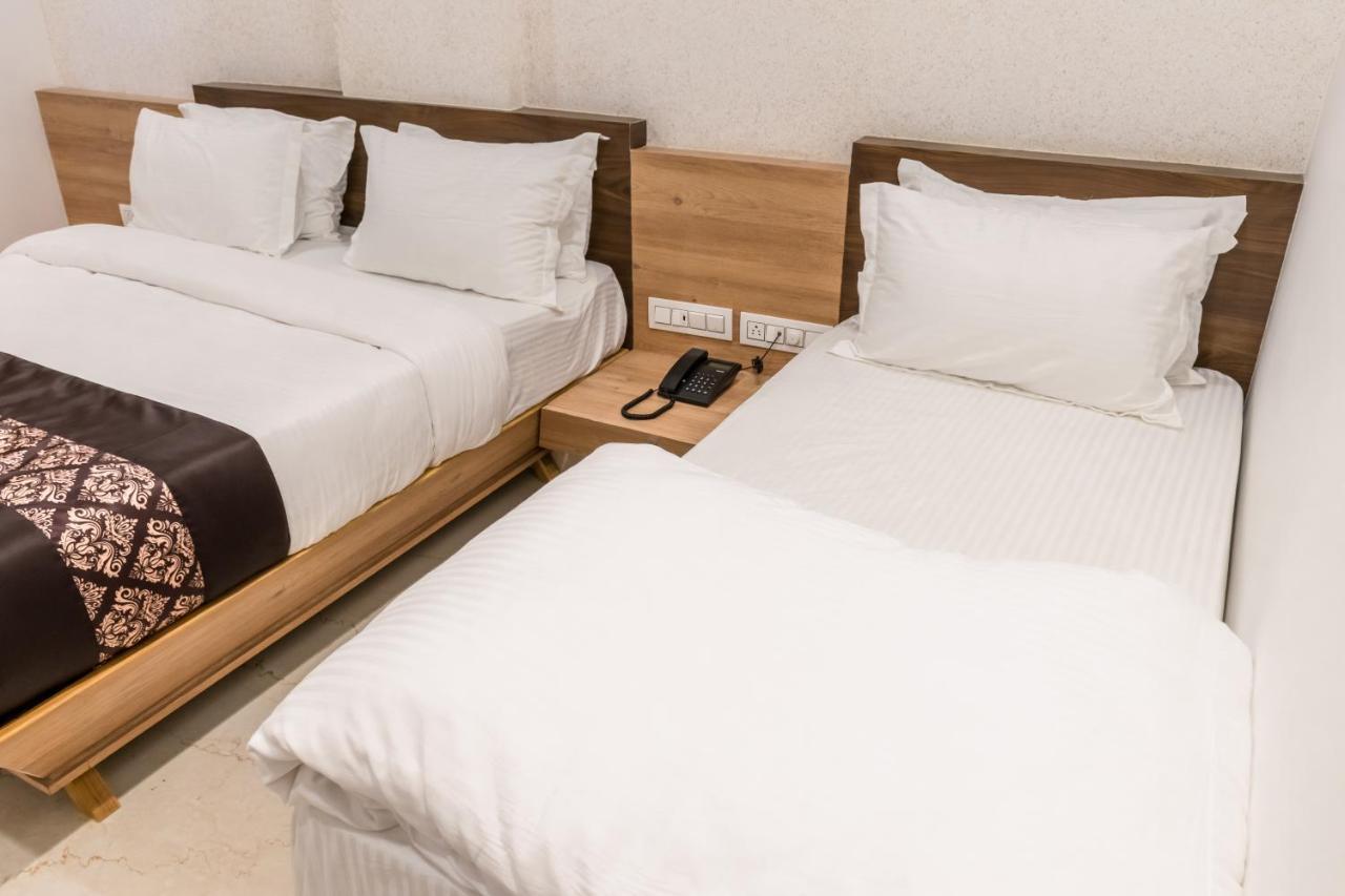 Meridian Hotel & Banquet Сурат Экстерьер фото
