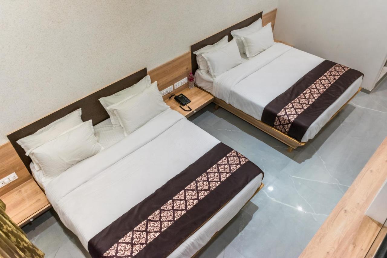 Meridian Hotel & Banquet Сурат Экстерьер фото