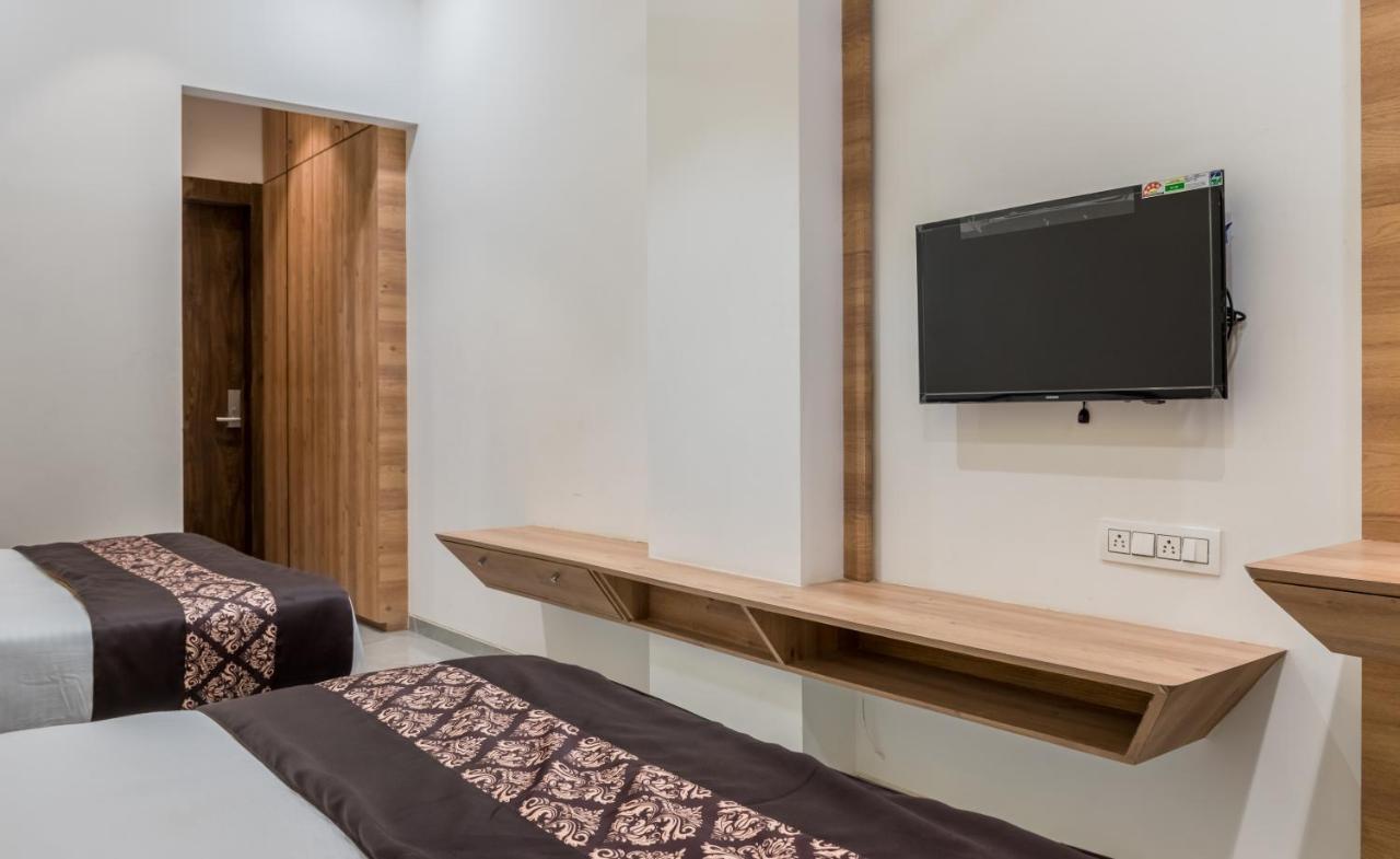 Meridian Hotel & Banquet Сурат Экстерьер фото