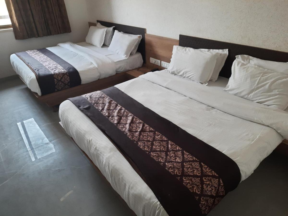 Meridian Hotel & Banquet Сурат Экстерьер фото