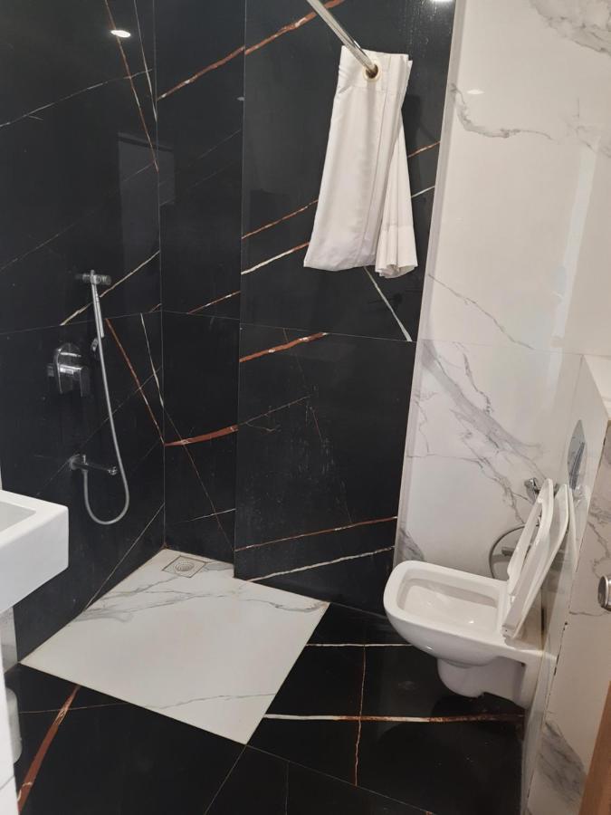 Meridian Hotel & Banquet Сурат Экстерьер фото